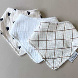 Bavoir bandana gaze - beige/Coeurs noirs