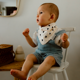 Bavoir bandana gaze - beige/Coeurs noirs