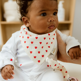 Bavoir bandana coeurs rouges